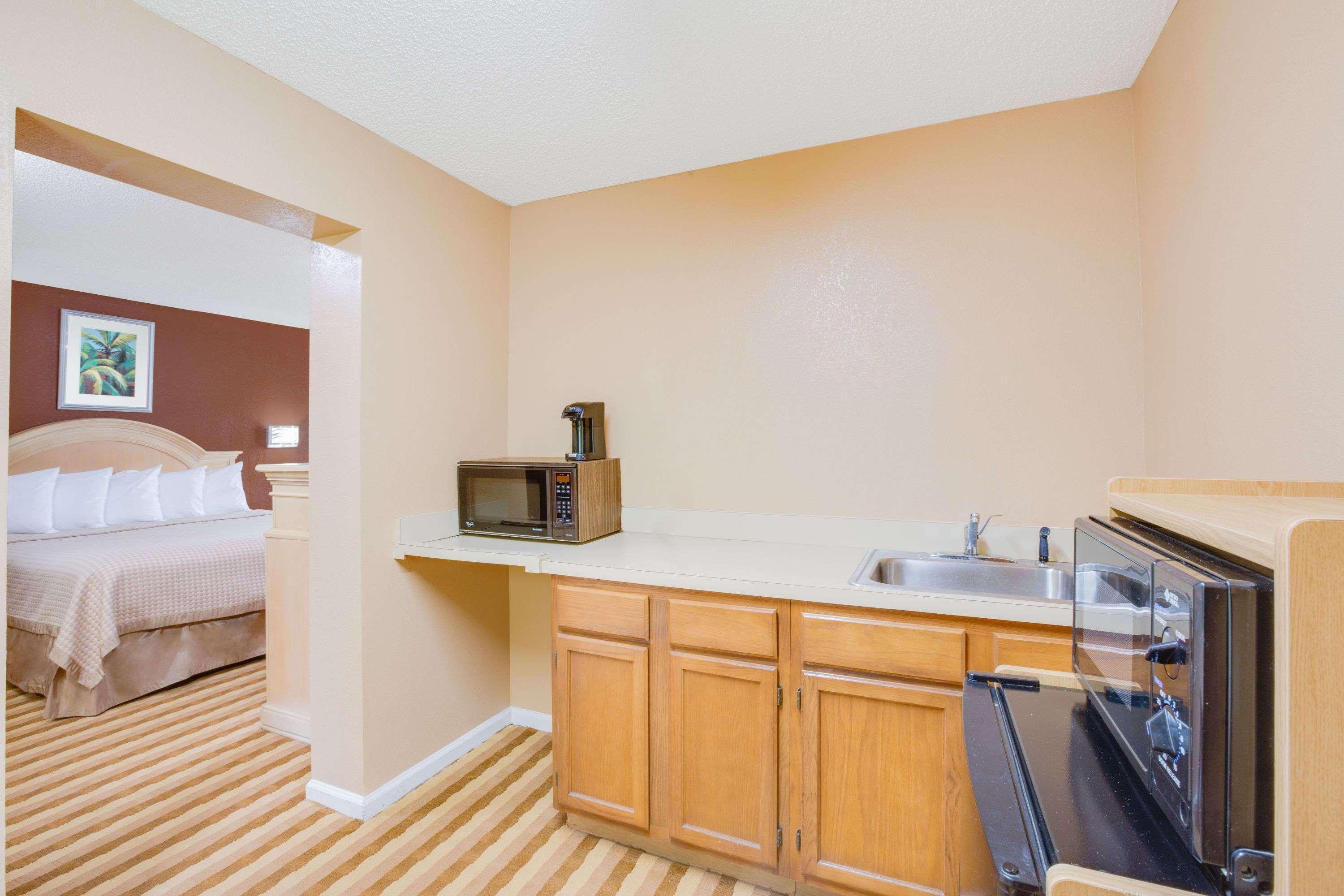 Columbus Inn And Suites Экстерьер фото