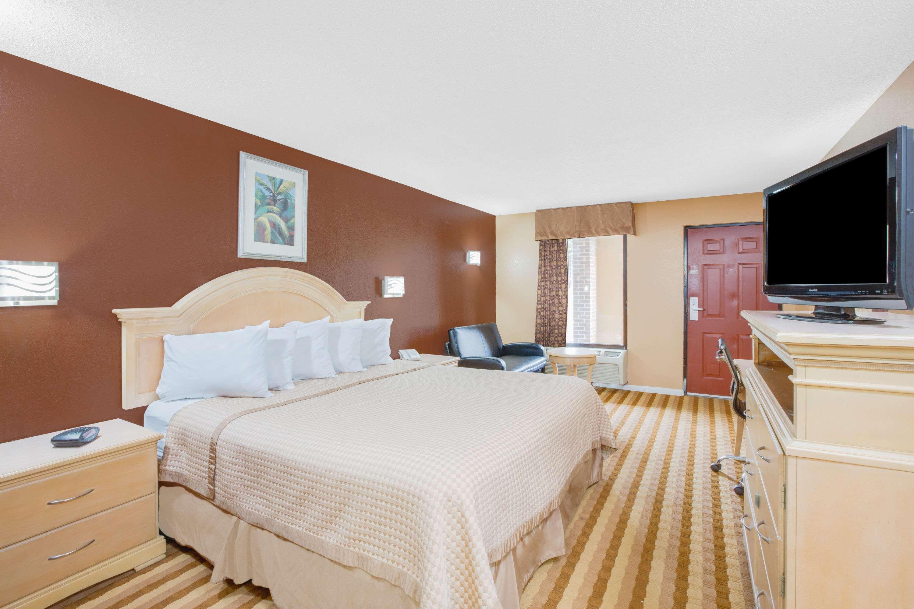 Columbus Inn And Suites Экстерьер фото