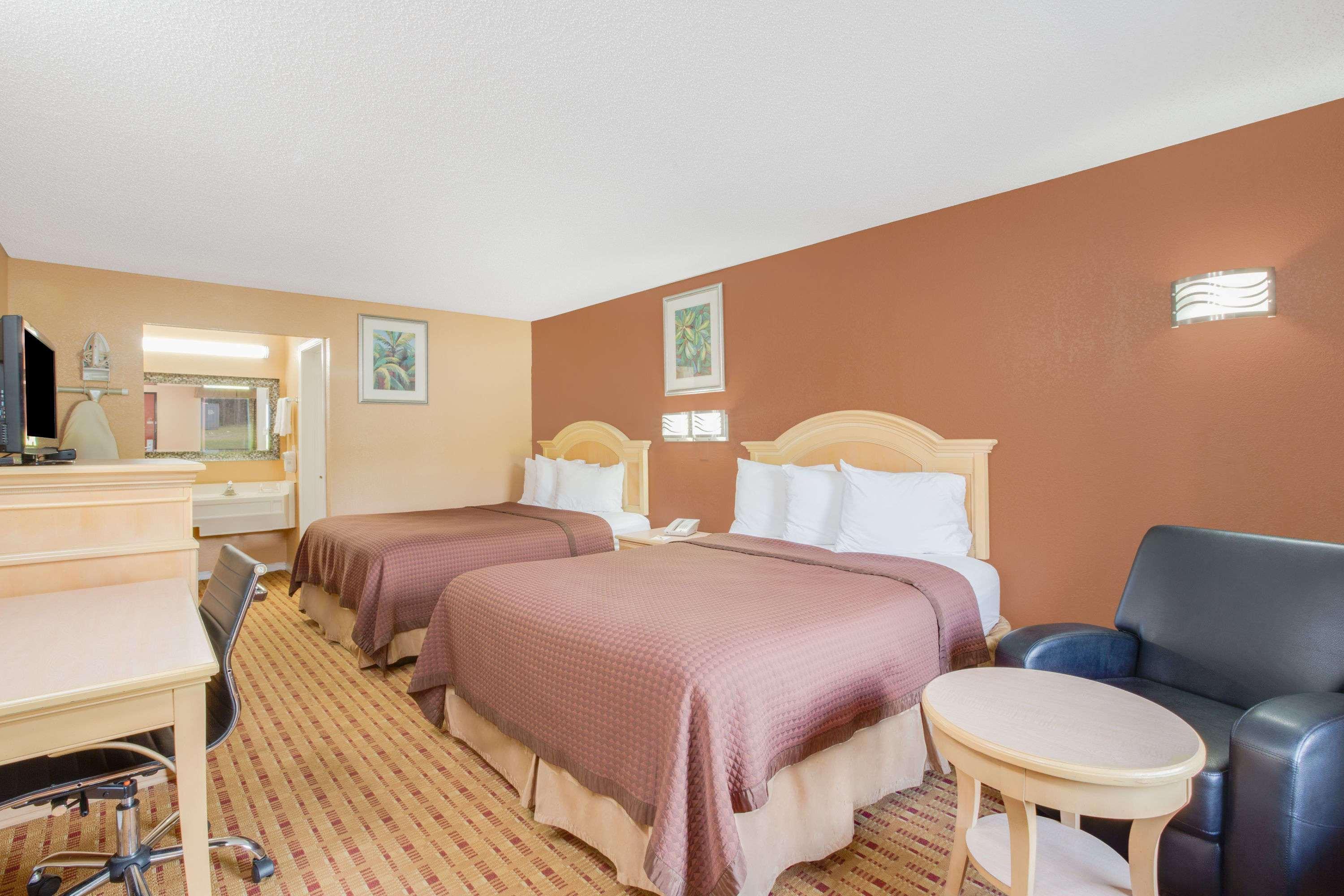 Columbus Inn And Suites Экстерьер фото