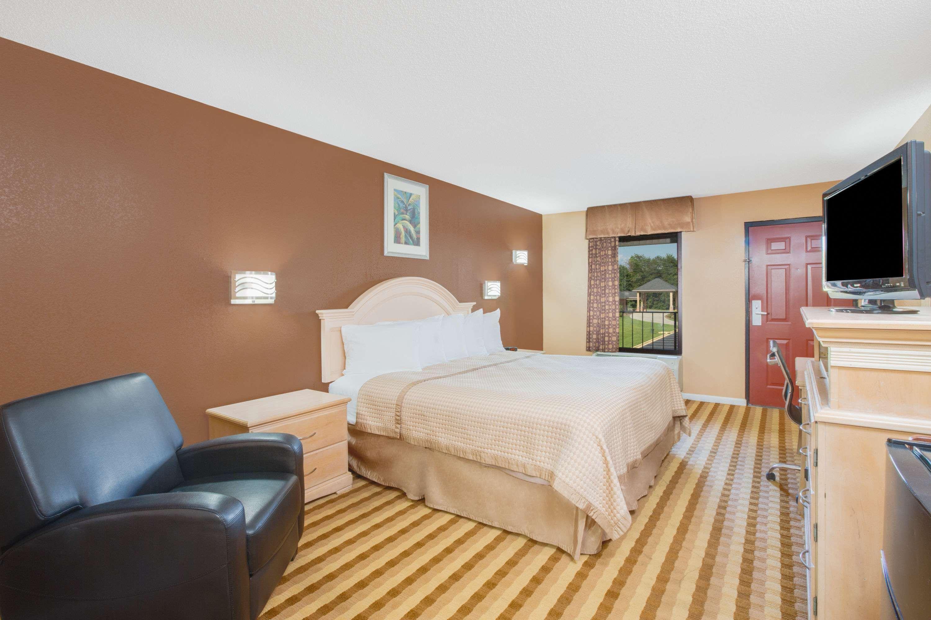 Columbus Inn And Suites Экстерьер фото