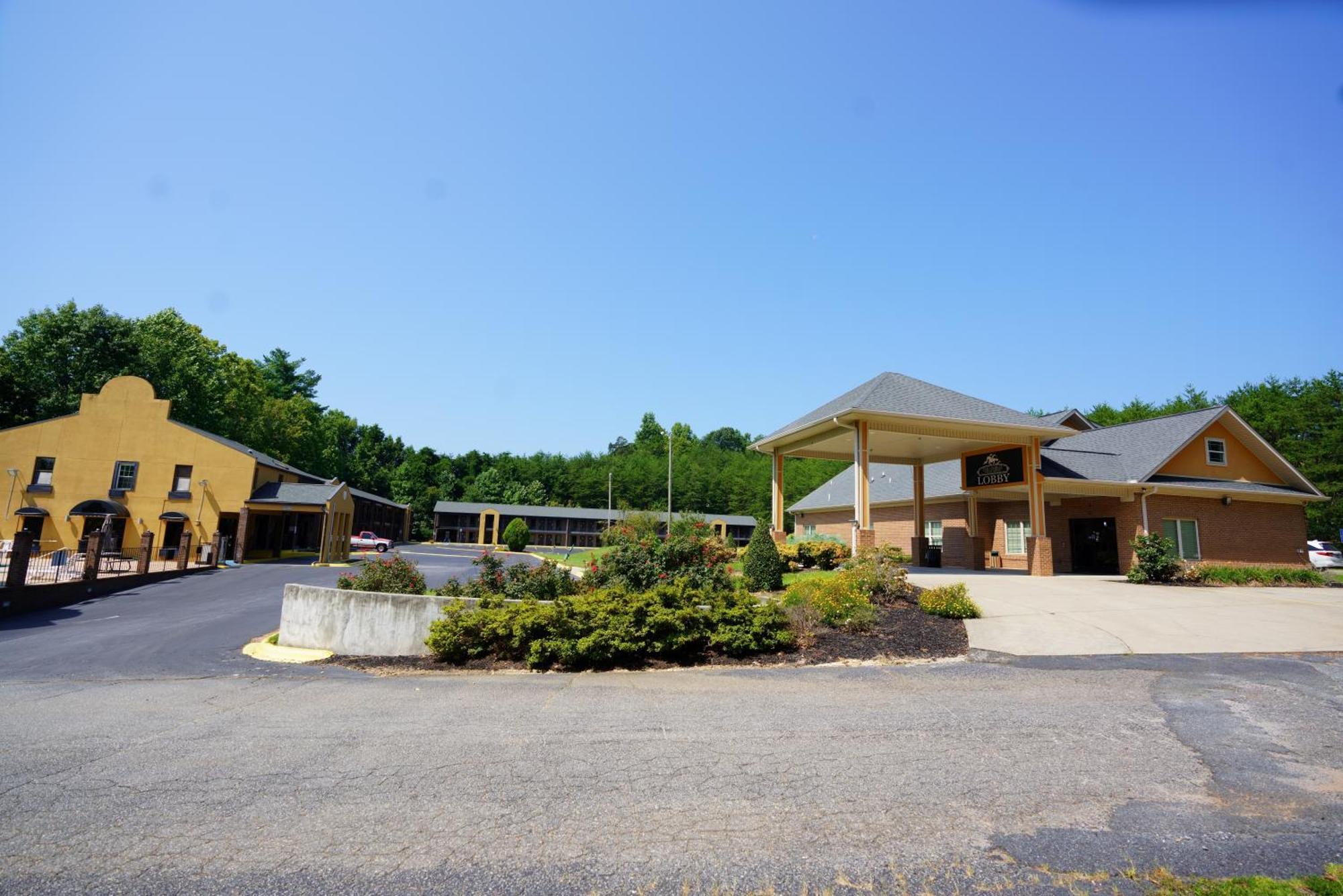 Columbus Inn And Suites Экстерьер фото