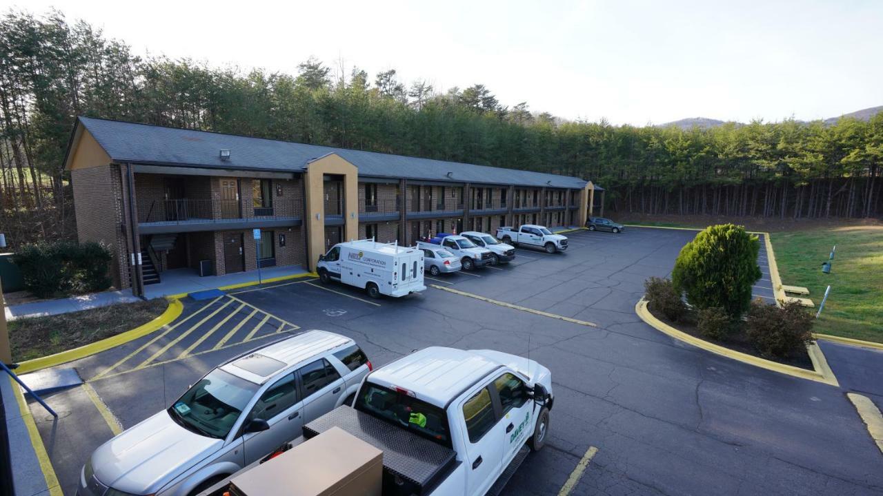 Columbus Inn And Suites Экстерьер фото